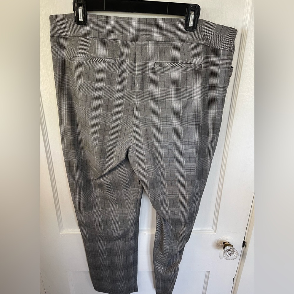 Women’s size 2.5 R (like 14) Classic Gray Plaid Dress Pants,
Great condition